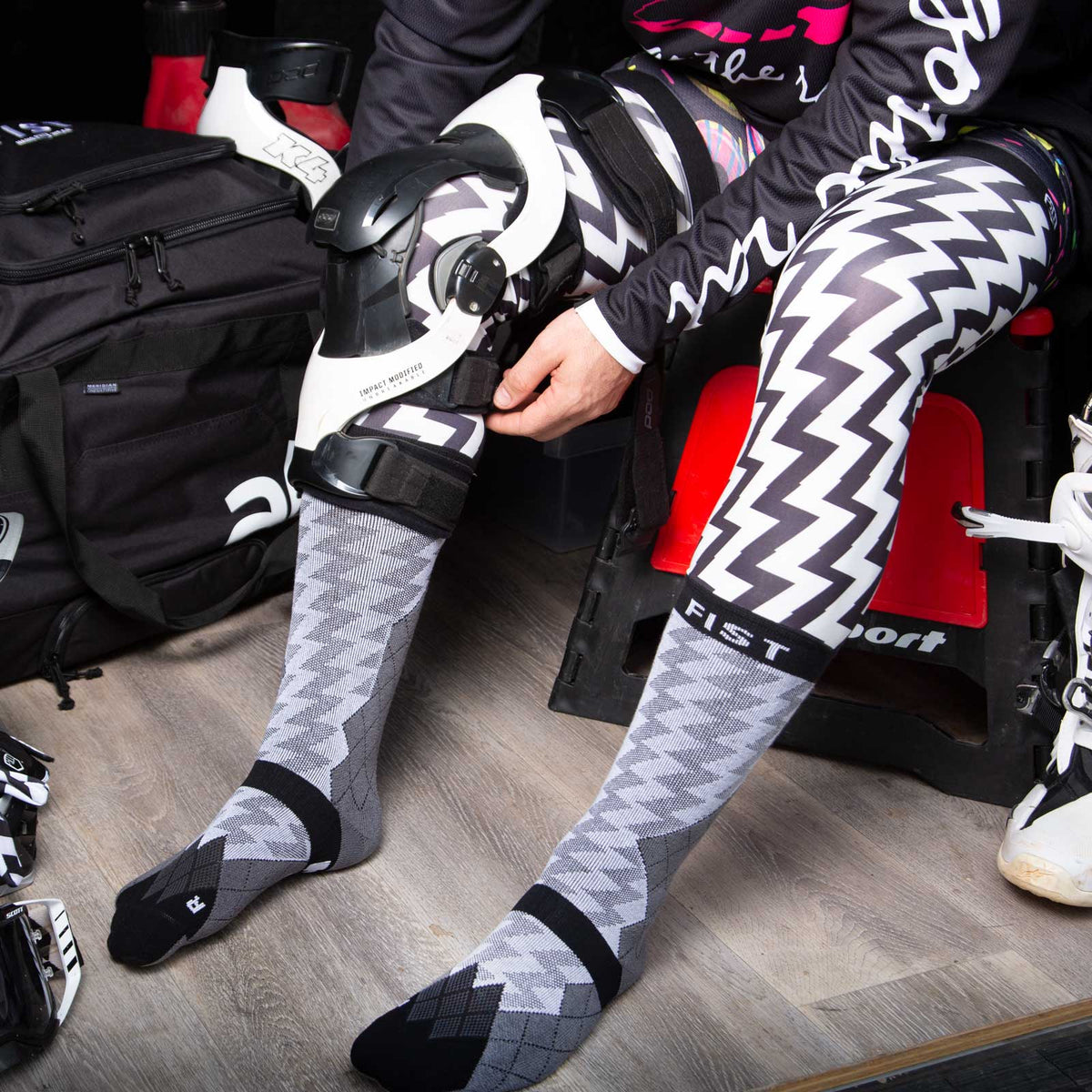 BOLT KNEE BRACE SOCKS